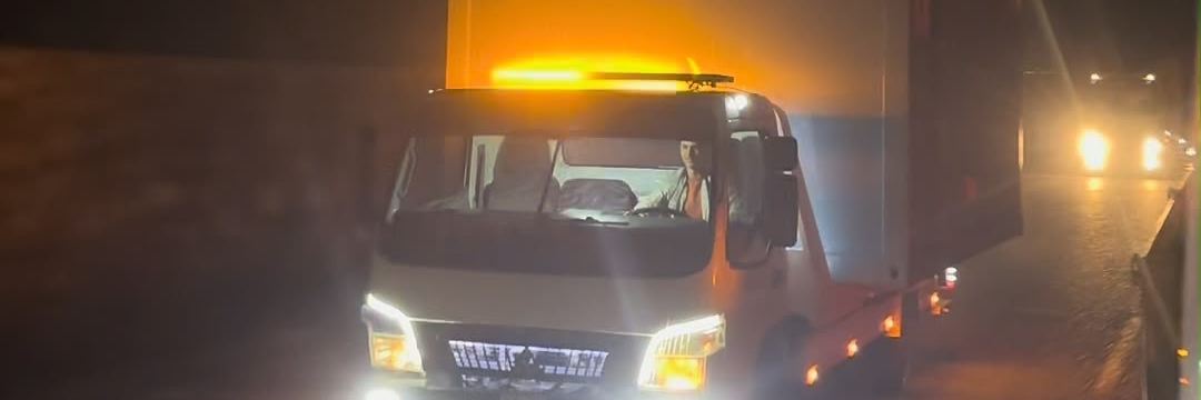 Doğan Oto Kurtarıcı gece otoyolda tepe lambaları yanarken