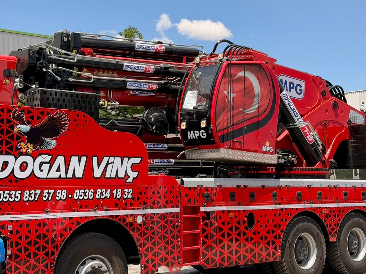 Doğan Vinç logolu MPG vinç ve operatör kabini